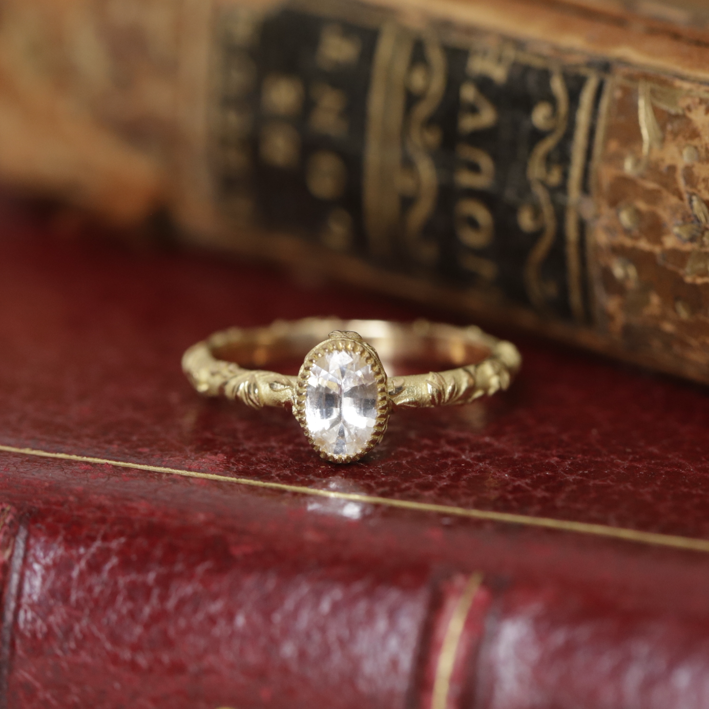 Bague de fiançailles saphir blanc et motif feuillage en or 18 carats recyclé style vintage
