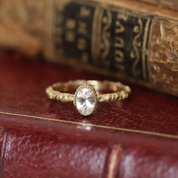 Bague de fiançailles saphir blanc et motif feuillage en or 18 carats recyclé style vintage