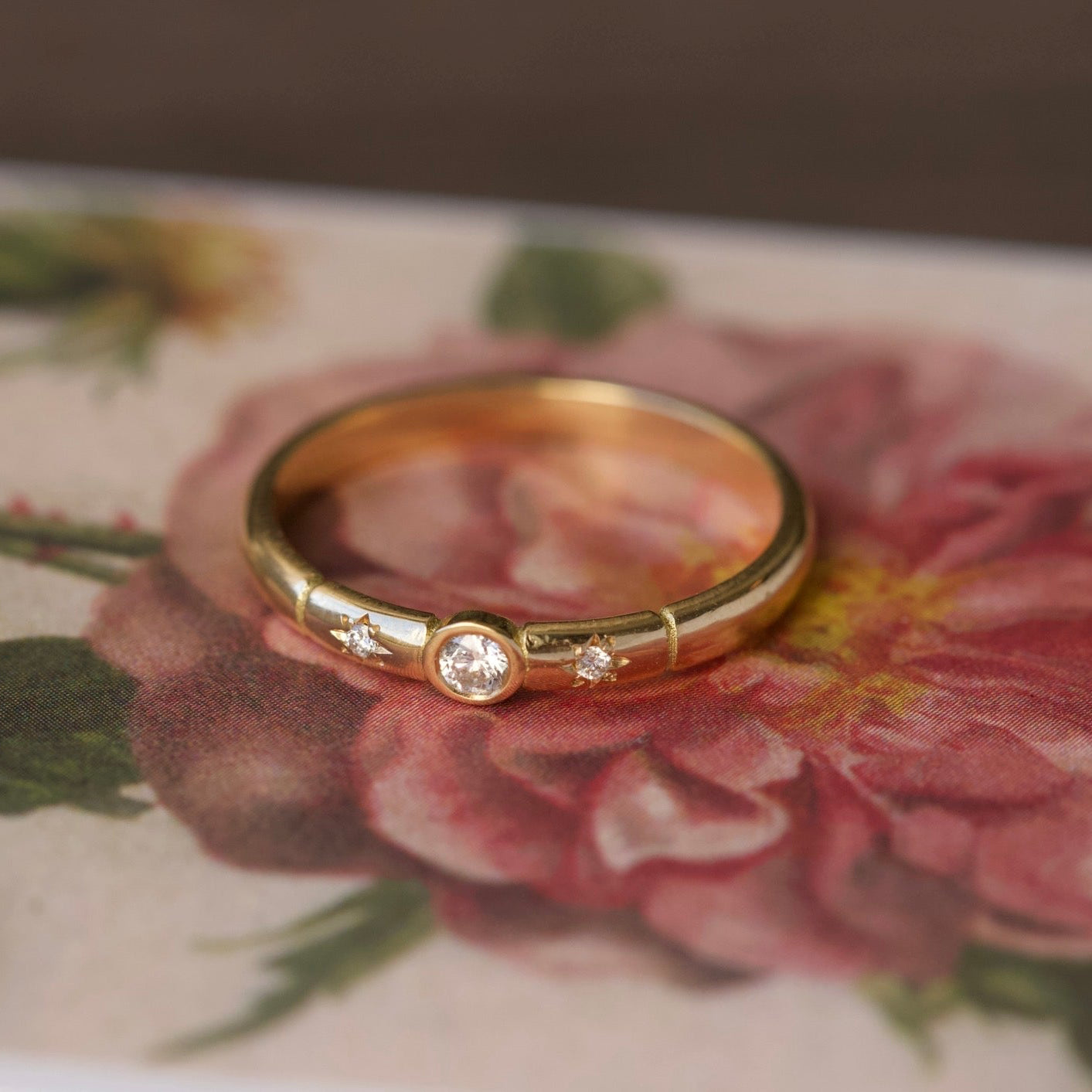 Bague  solitaire diamant épaulé style vintage 