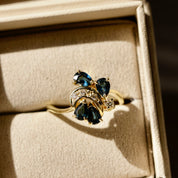 Bague fleur forme libre saphirs poires diamants