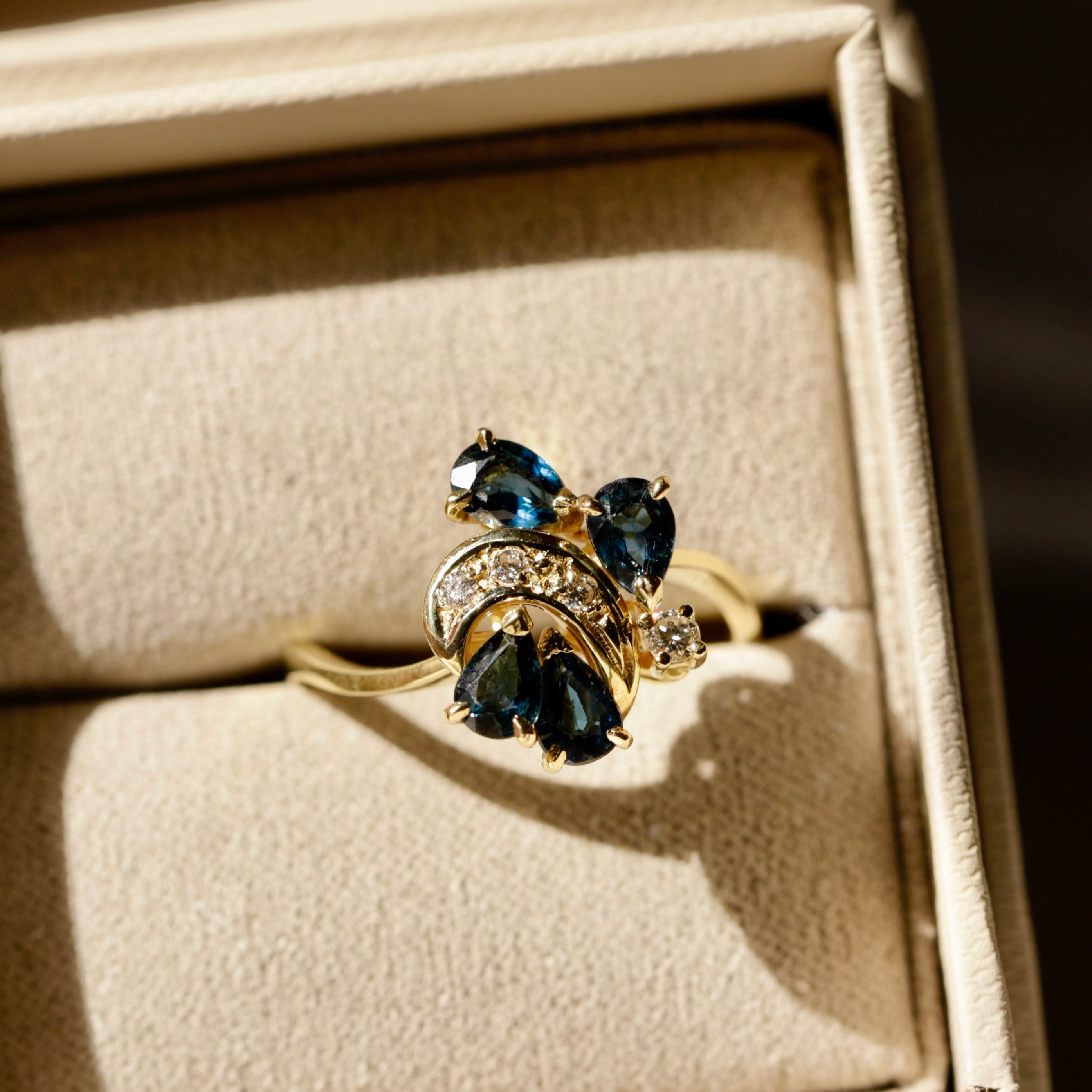 Bague fleur forme libre saphirs poires diamants