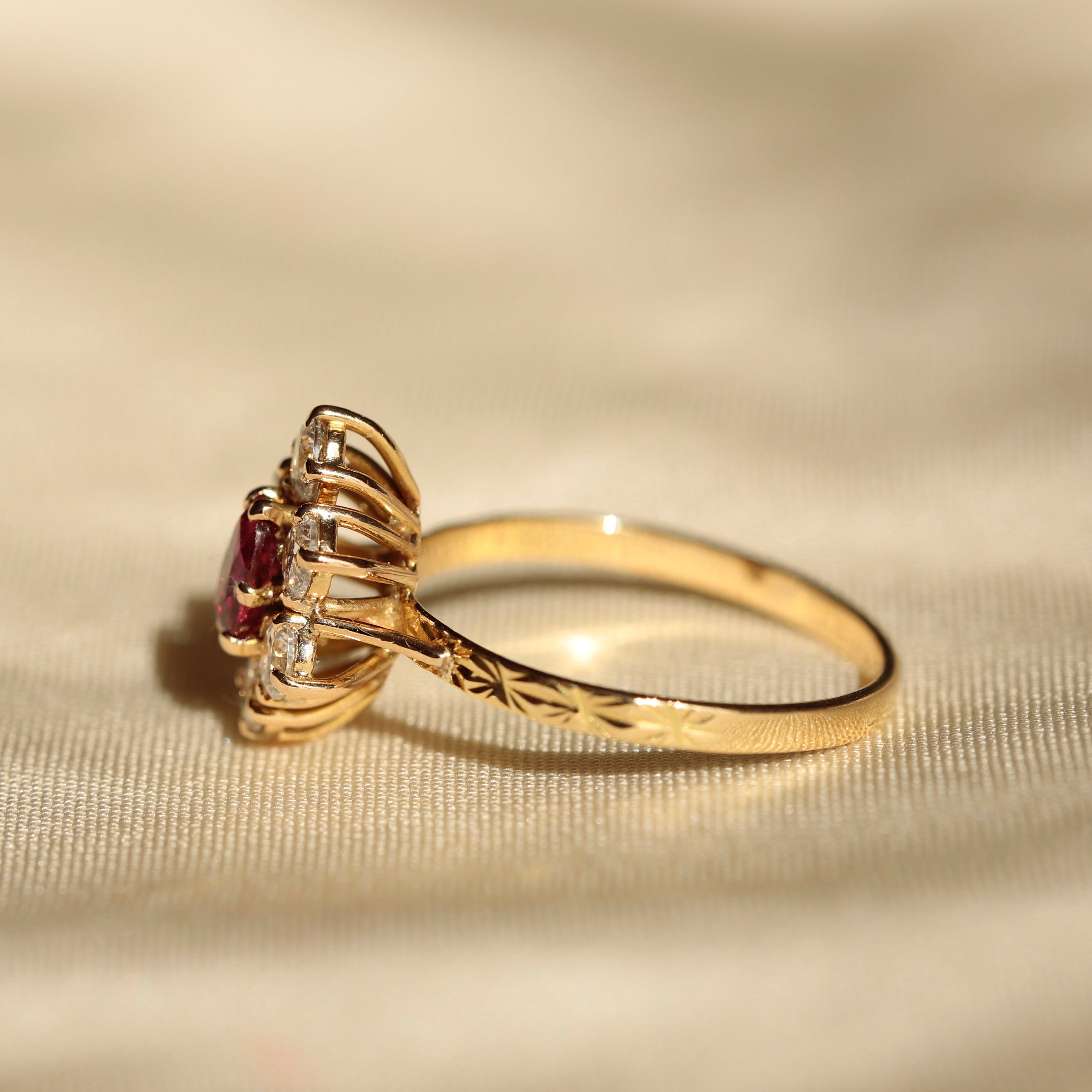 Bague vintage marguerite rubis zircones