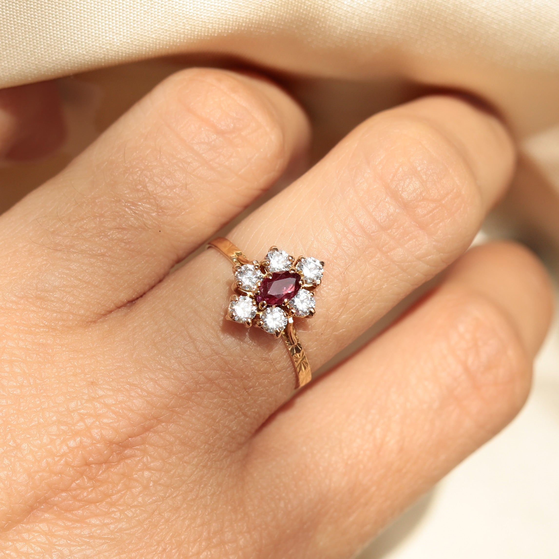 Bague vintage marguerite rubis zircones