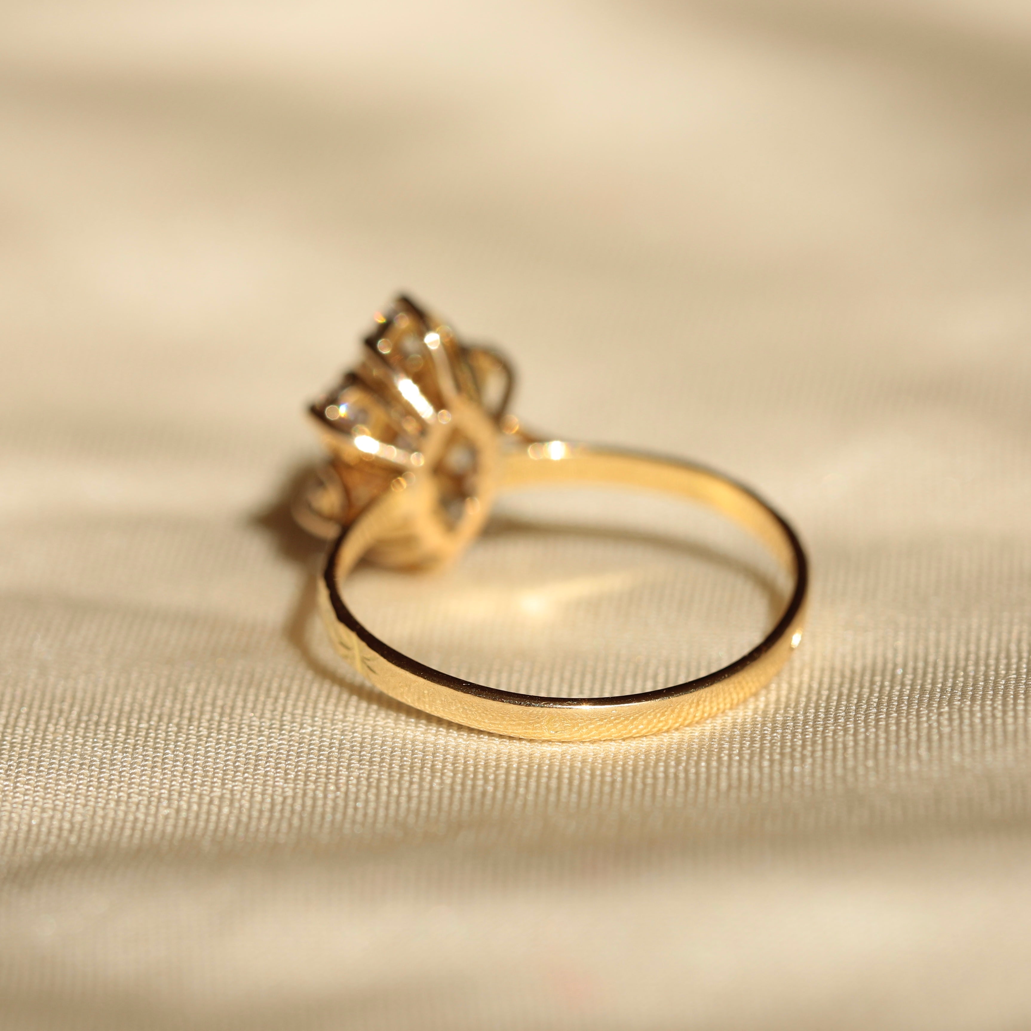 Bague vintage marguerite rubis zircones