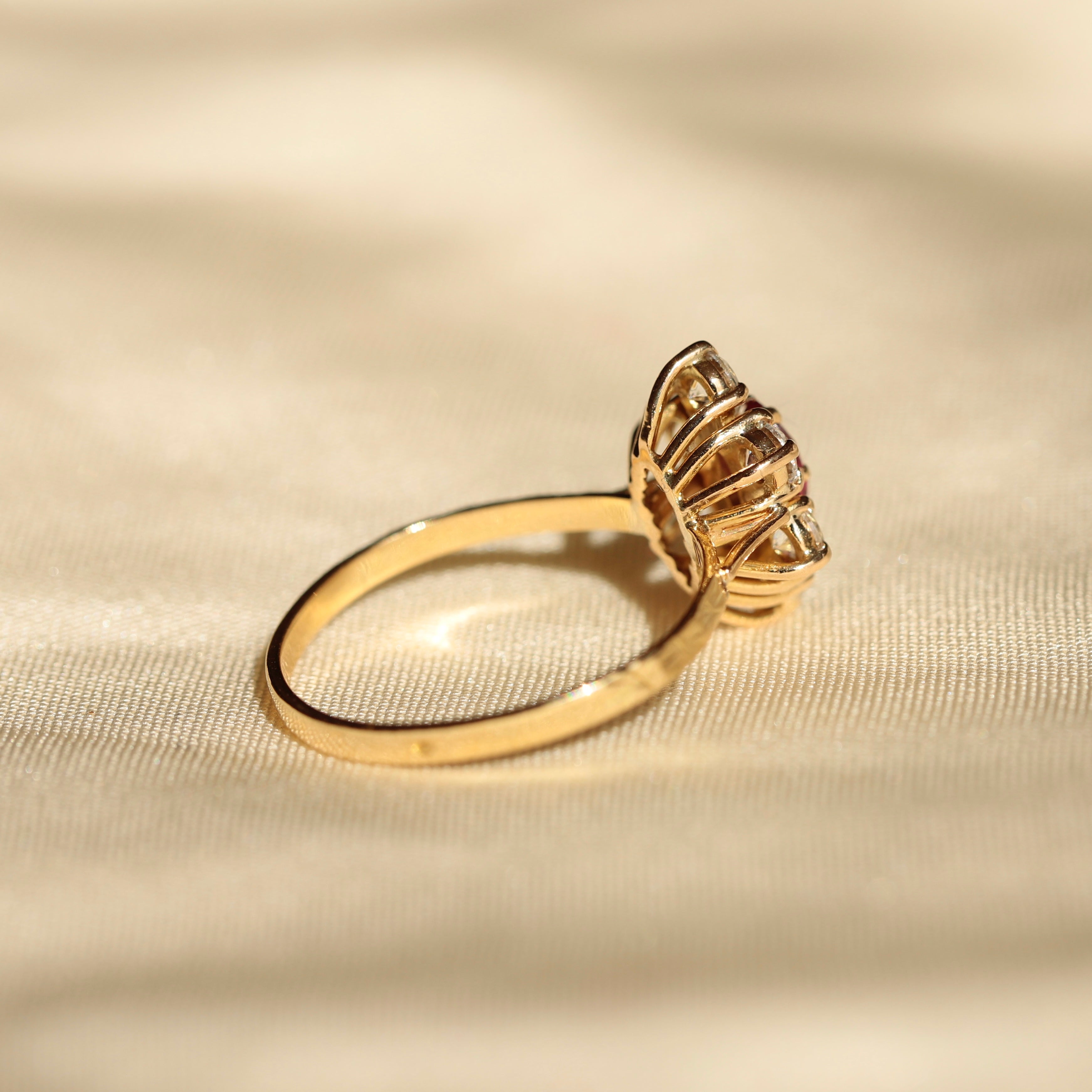 Bague vintage marguerite rubis zircones