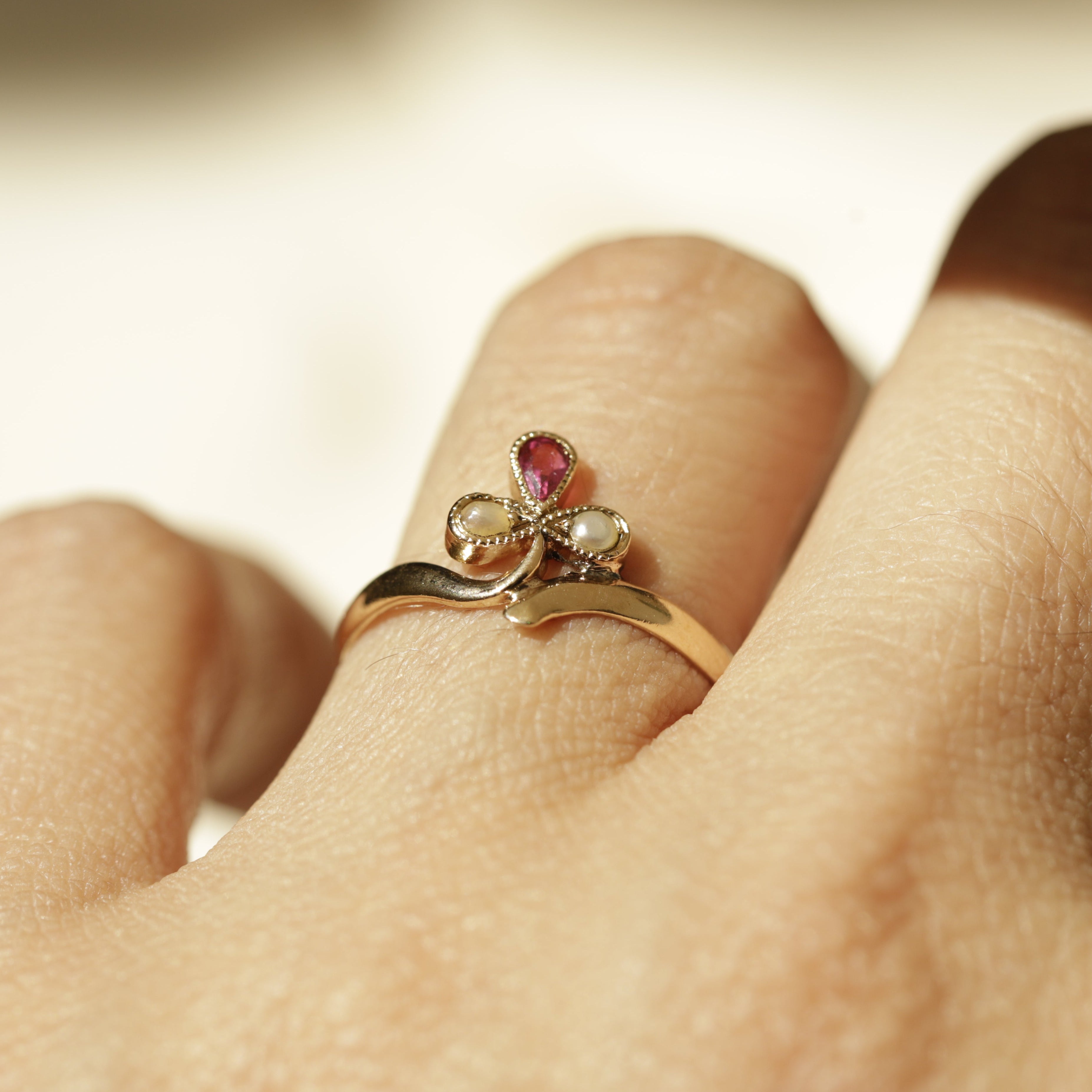 Bague_vintage_trefle_pierre_rose_et_perles_2.jpg