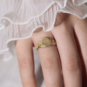 Chevalière femme gravée lettre style vintage