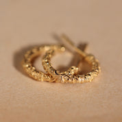 Créoles motif feuillage style vintage or 18 carats