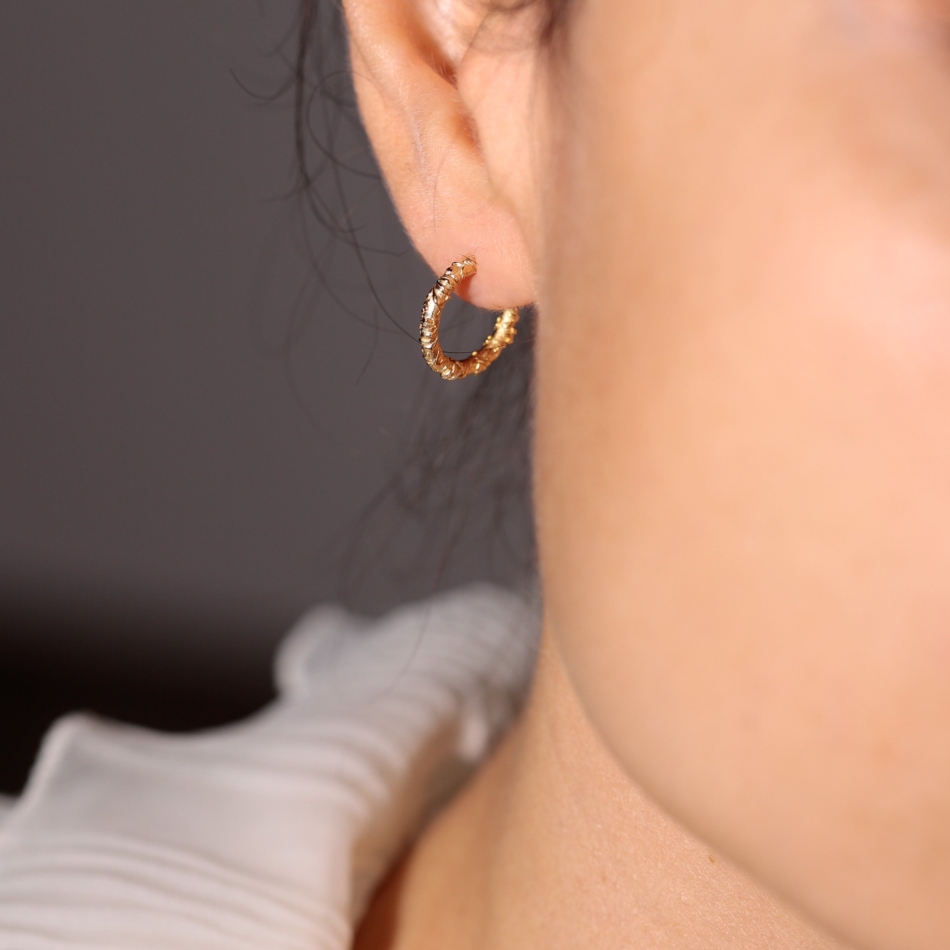 Créoles motif feuillage style vintage or 18 carats