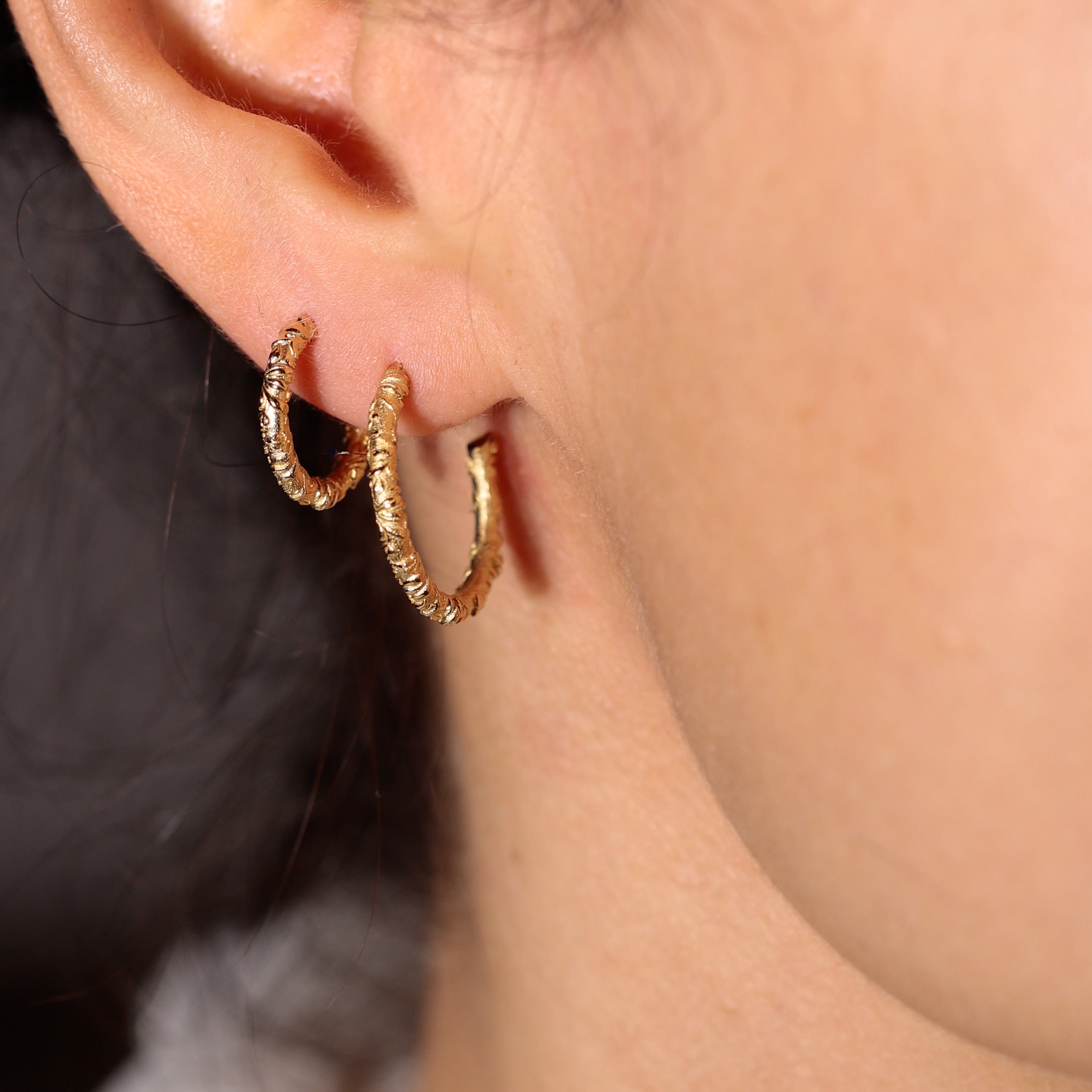 Créoles motif feuillage style vintage or 18 carats deux tailles 