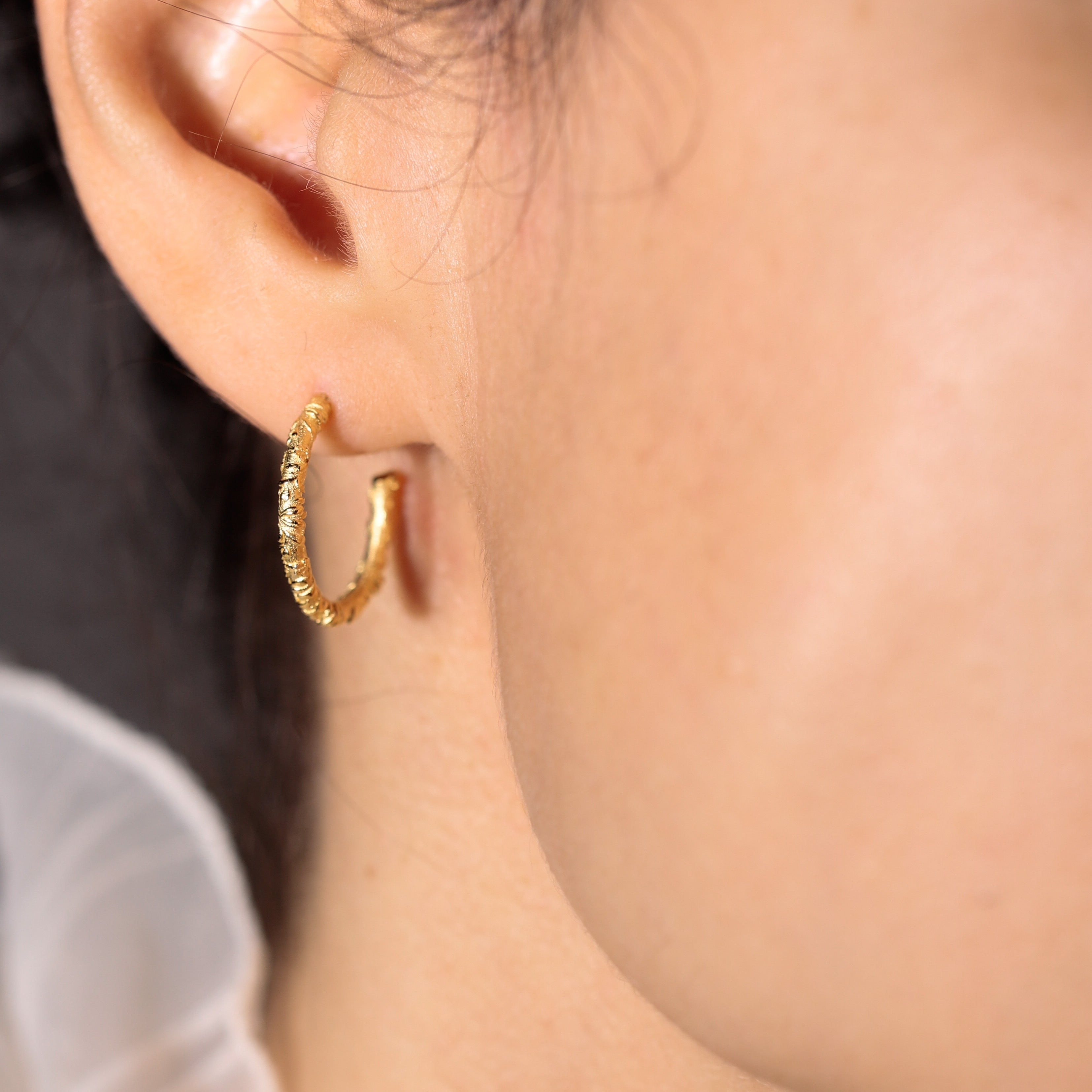 Créoles motif feuillage style vintage or 18 carats