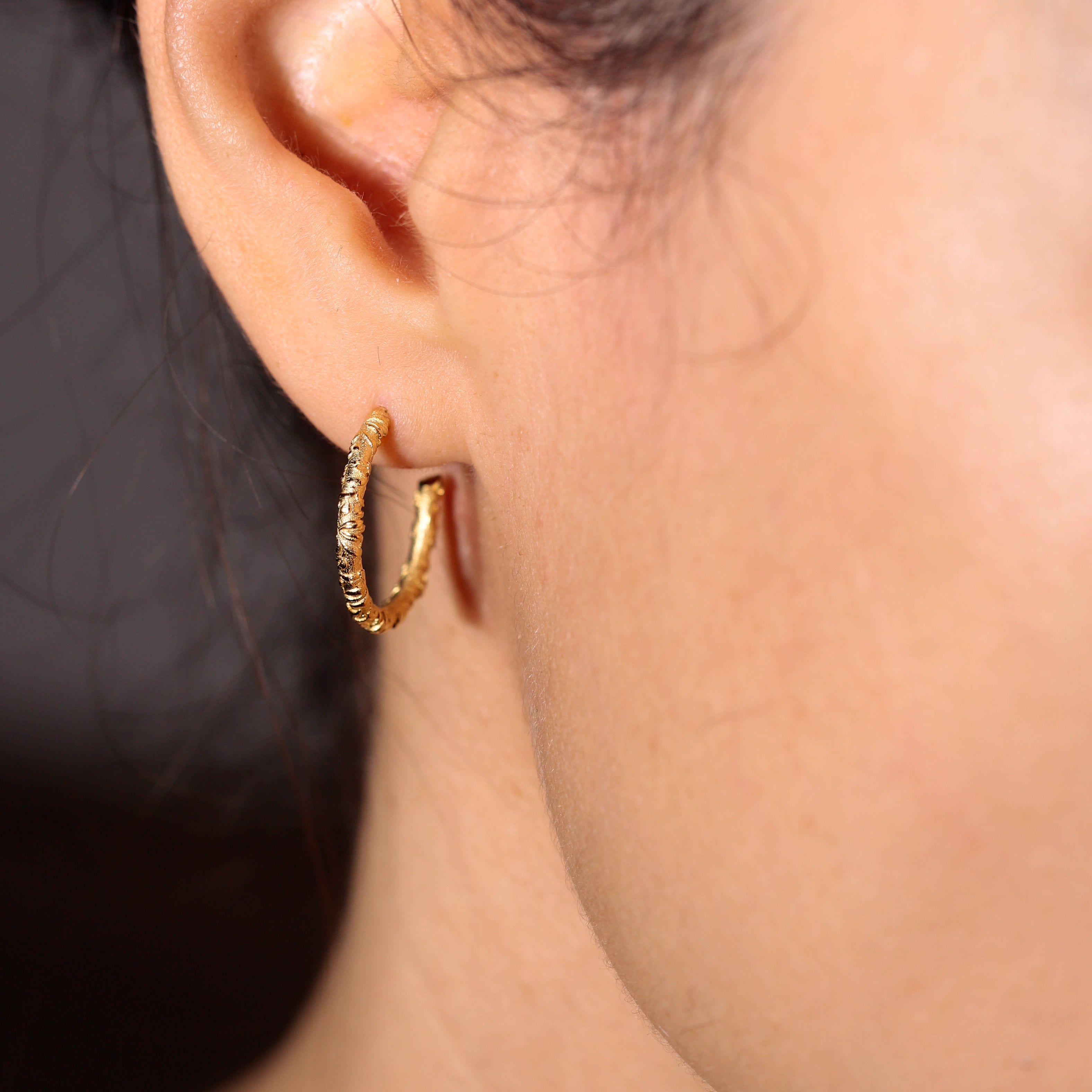 Créoles motif feuillage style vintage or 18 carats