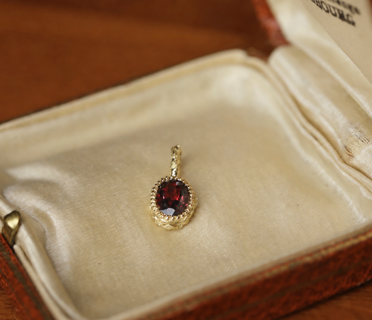 Pendentif Dione en grenat et or 18 carats recyclé 