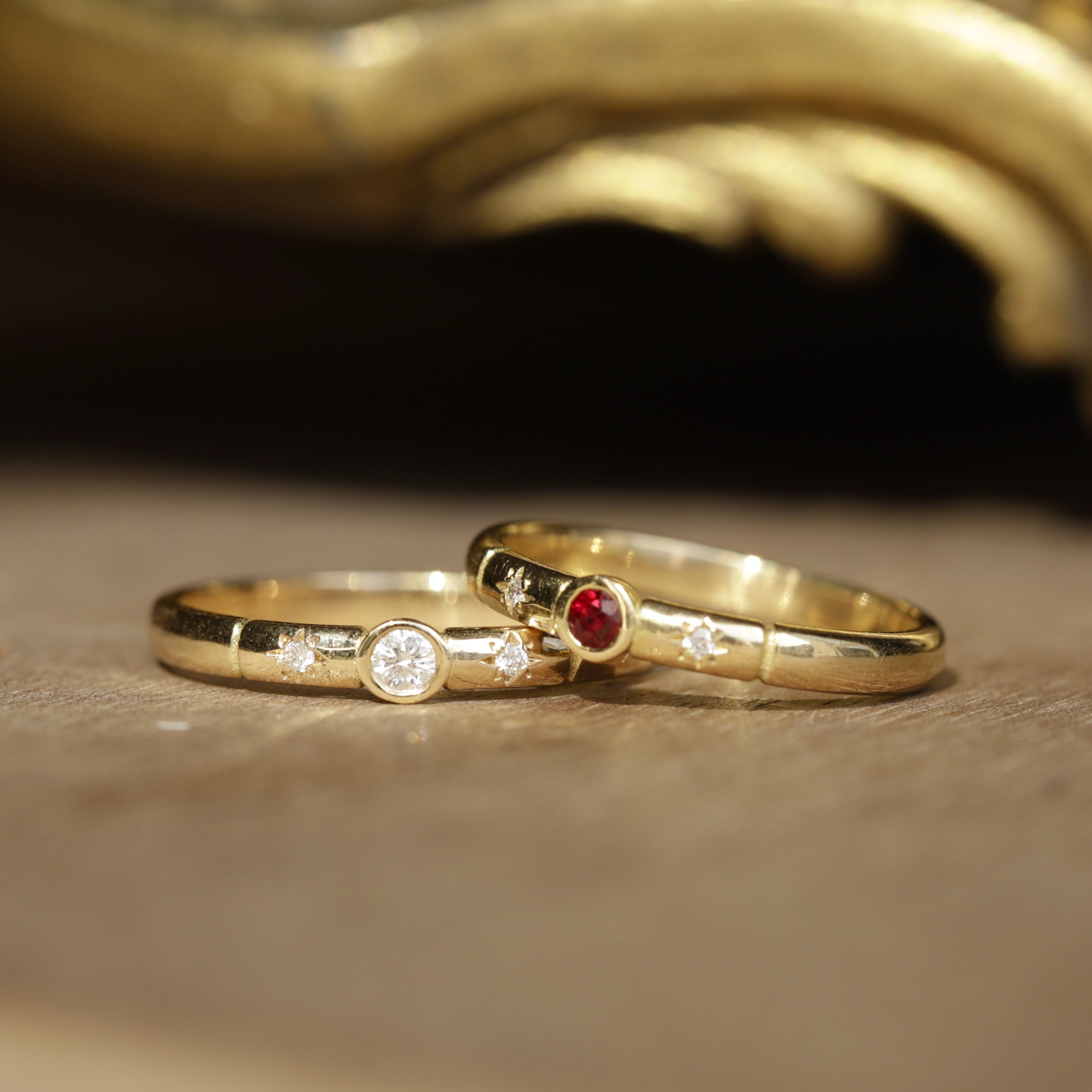 Duo solitaire épaulé rubis et diamants style vintage