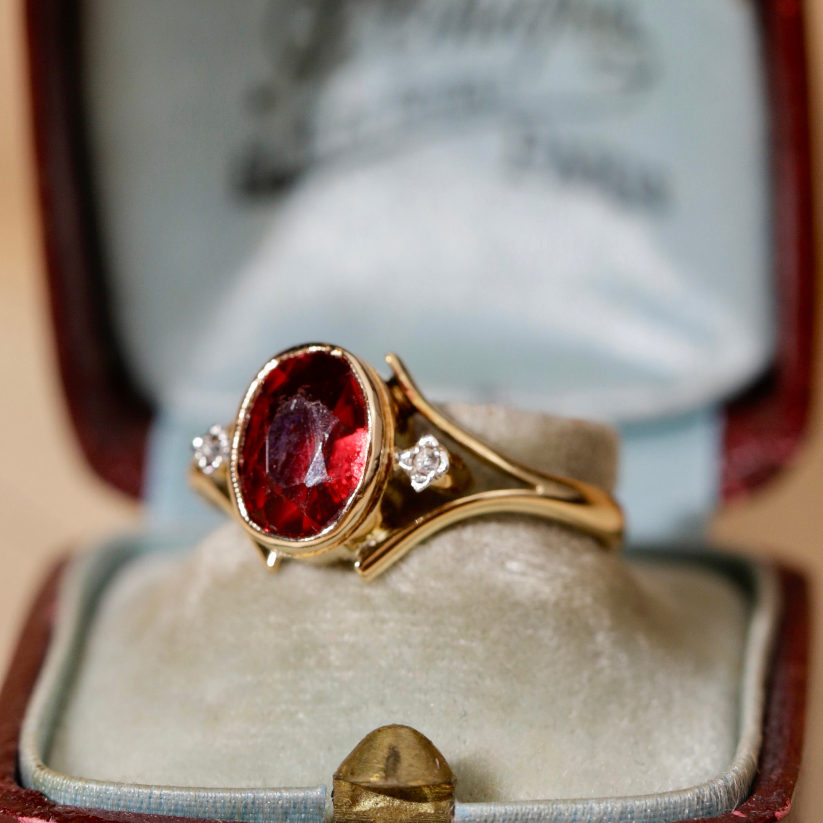Bague vintage pierre rouge épaulée diamants