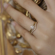 Alliance en U demi sertie diamants bord perlé en or 18 carats recyclé et bague fleur diamants style vintage