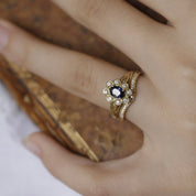Alliance en U demi sertie diamants bord perlé en or 18 carats recyclé et bague marguerite saphir et diamants