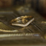 Alliance en U demi sertie diamants bord perlé en or 18 carats recyclé