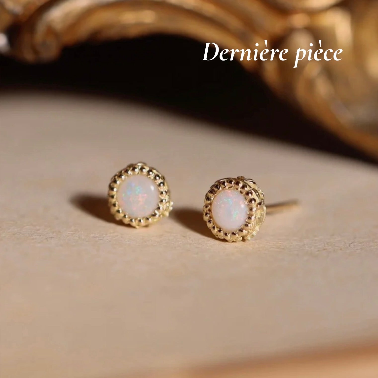 Puces d’oreilles rondes Danaïs · Boucles d’oreilles opale et motif feuillage