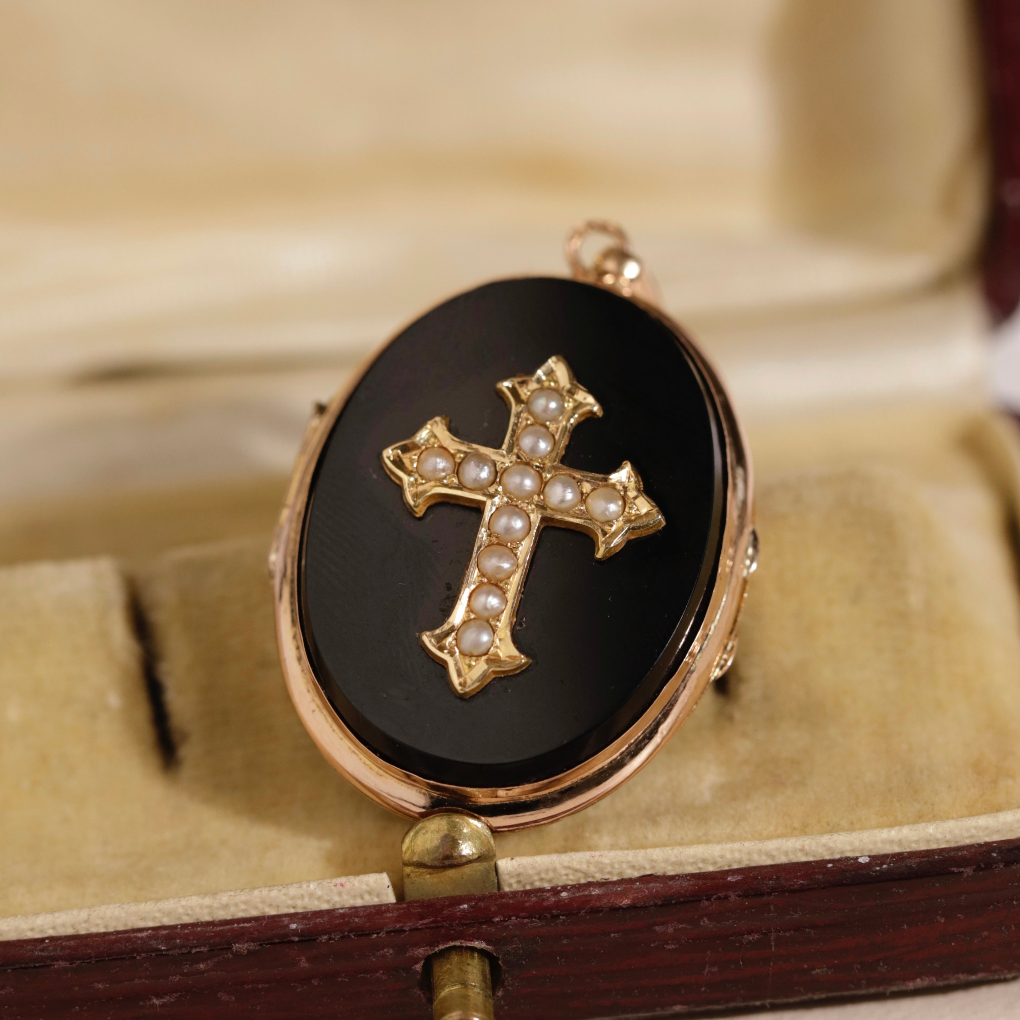 Médaillon ancien porte-photo onyx et croix de perles
