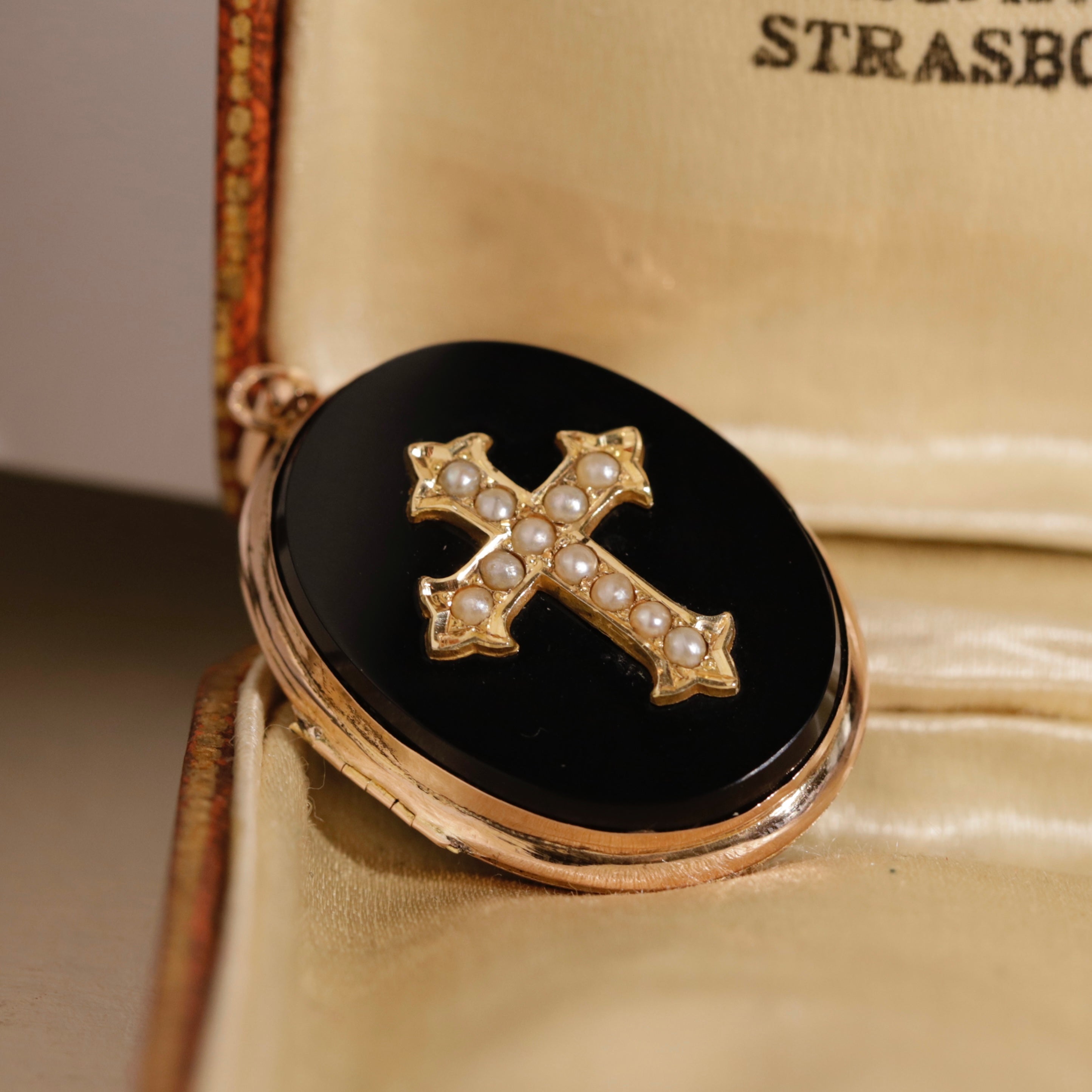 Médaillon ancien porte-photo onyx et croix de perles 6