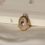 Médaillon ovale ancien en or 18 carats et pierre rouge
