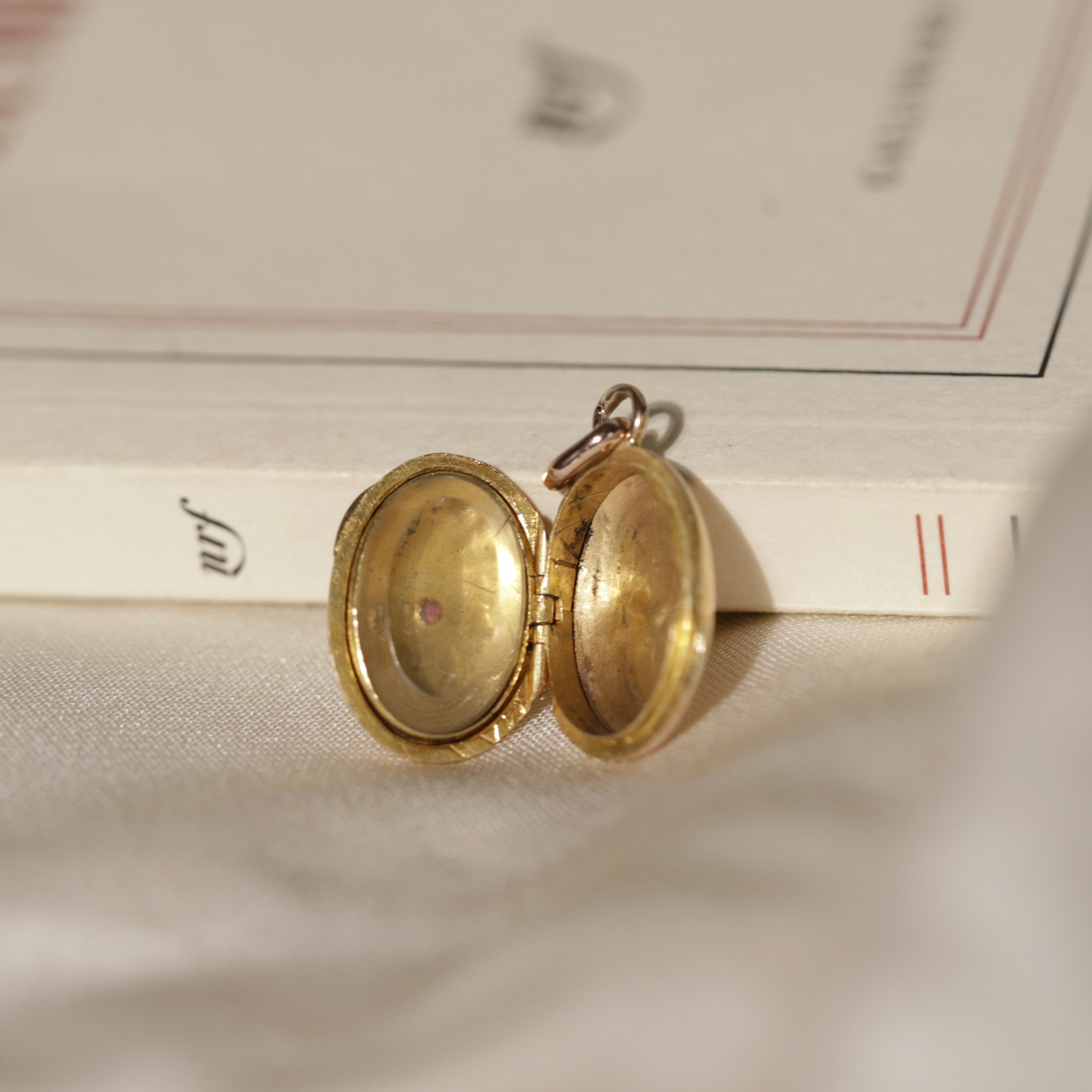 Médaillon ovale ancien en or 18 carats et pierre rouge