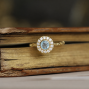 Nysa bague halo aigue-marine et diamants en or jaune 18 carats recyclé