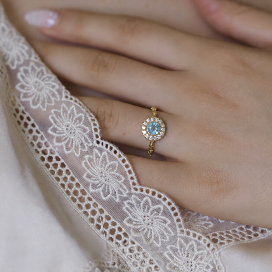 Nysa bague halo aigue-marine et diamants en or jaune 18 carats recyclé