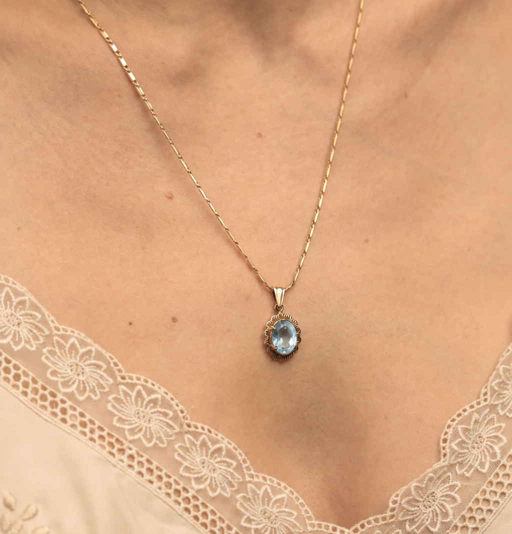 Pendentif Althéa style vintage en or 18 carats recyclé et topaze bleue 