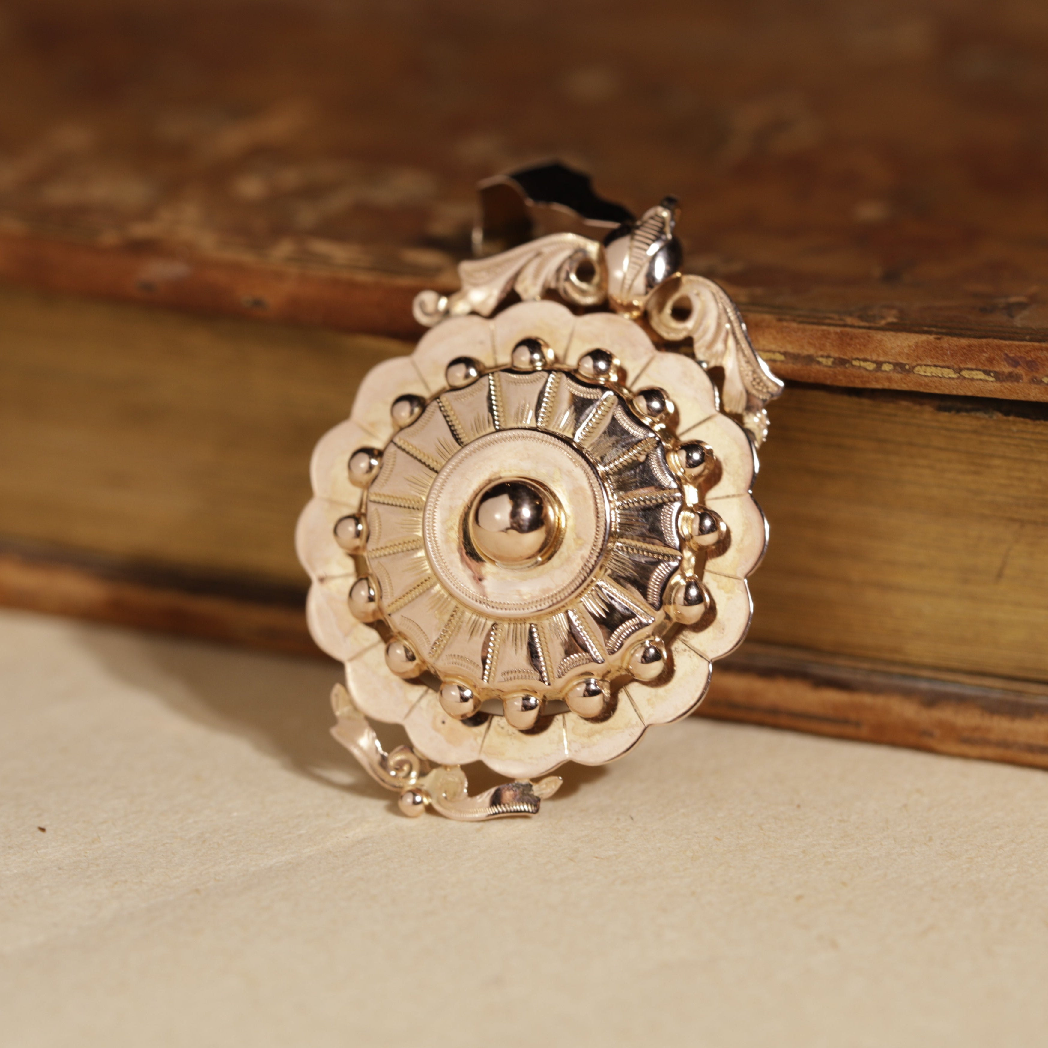 Pendentif ancien cercle et volutes