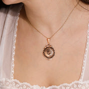 Pendentif ancien cercle et volutes 1