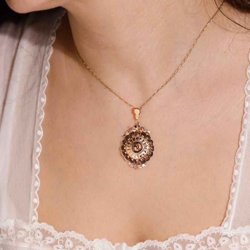 Pendentif ancien cercle et volutes 1