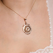 Pendentif ancien cercle et volutes 2