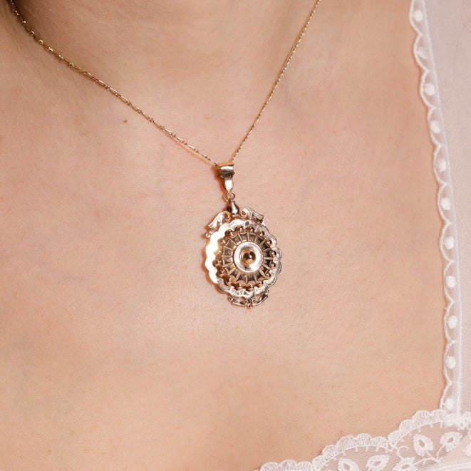 Pendentif ancien cercle et volutes 2
