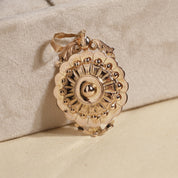 Pendentif ancien cercle et volutes 3