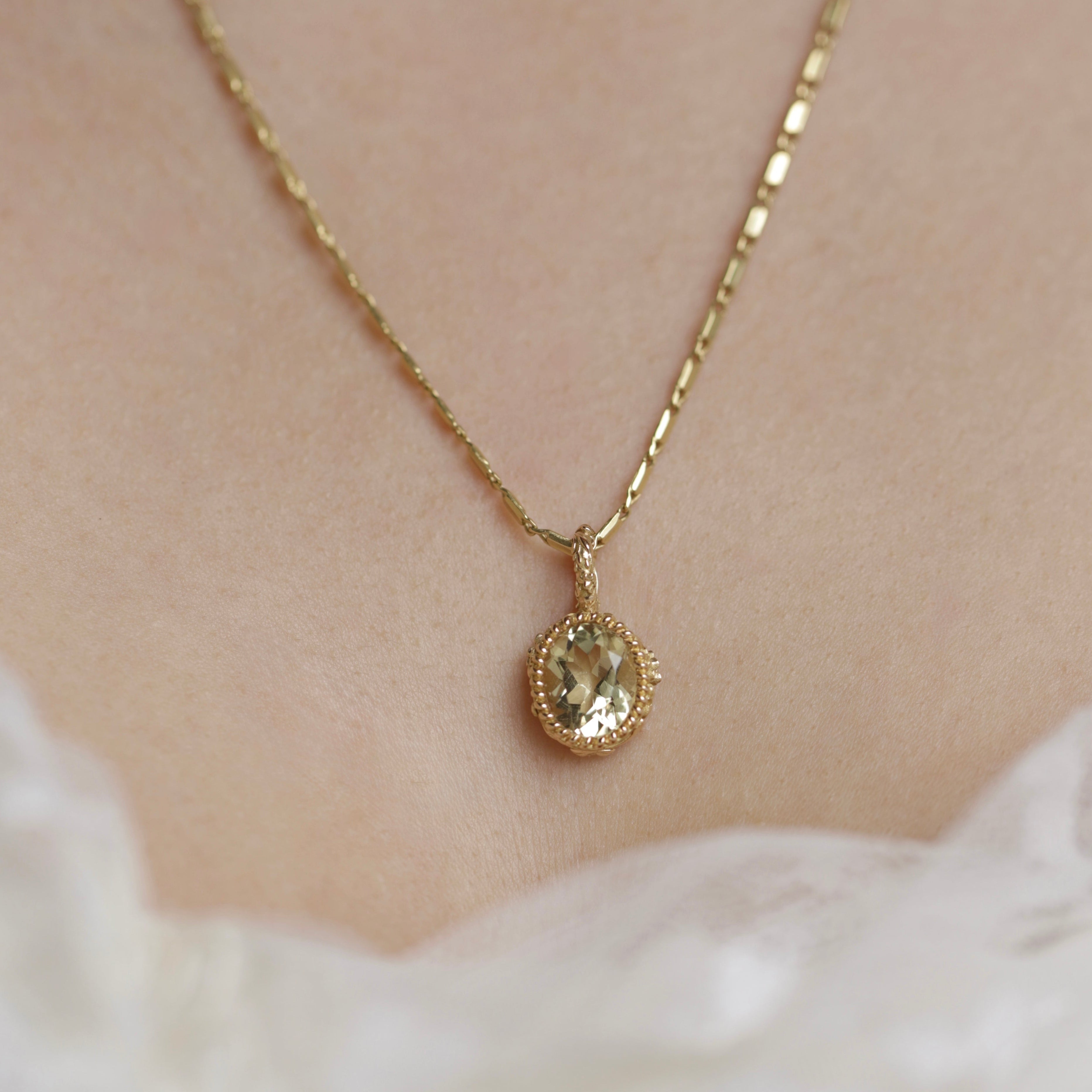 Pendentif style vintage ciselé motifs feuillages quartz citron