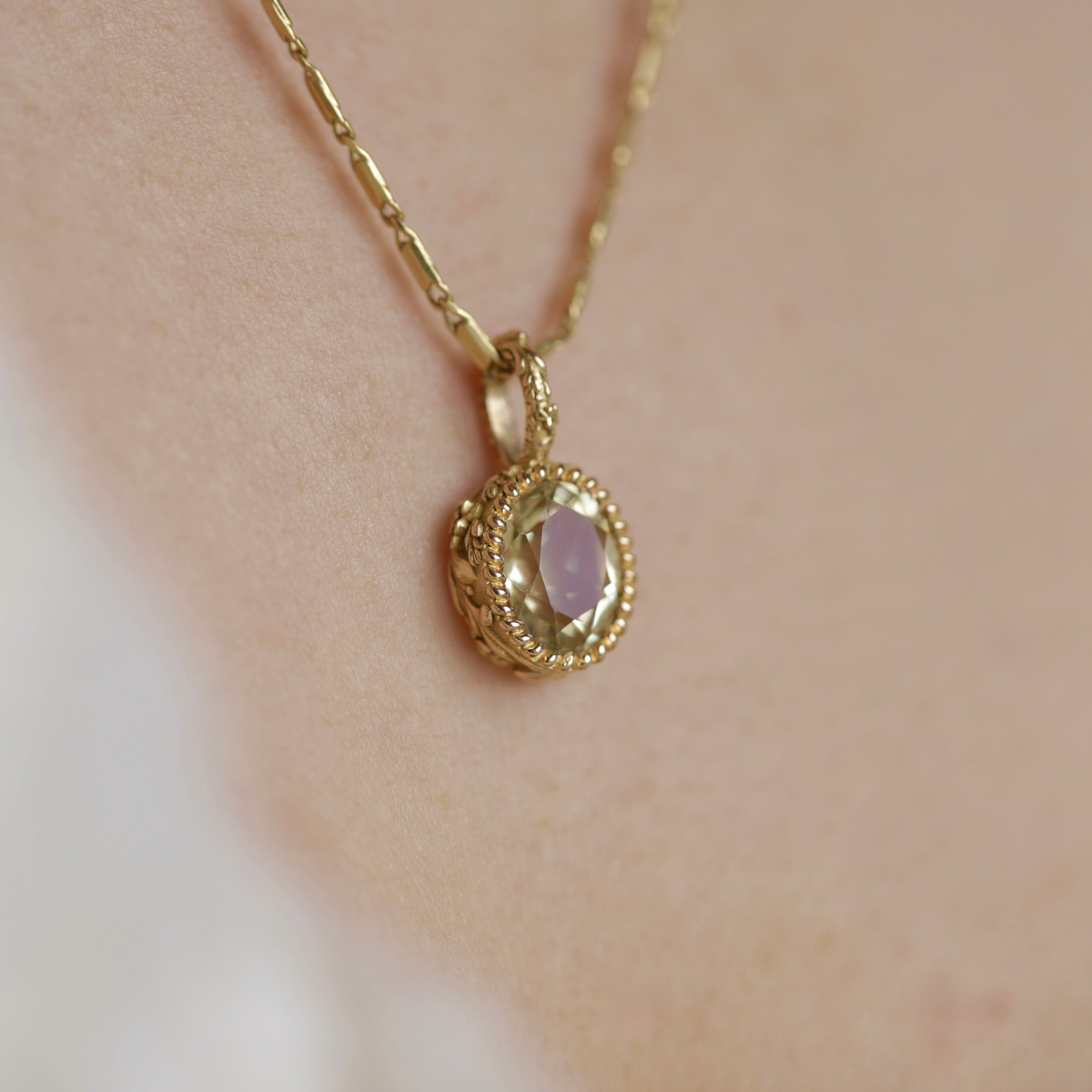 Pendentif_quartz_lemon_or_cisele_recycle_motif_feuillage.jpg