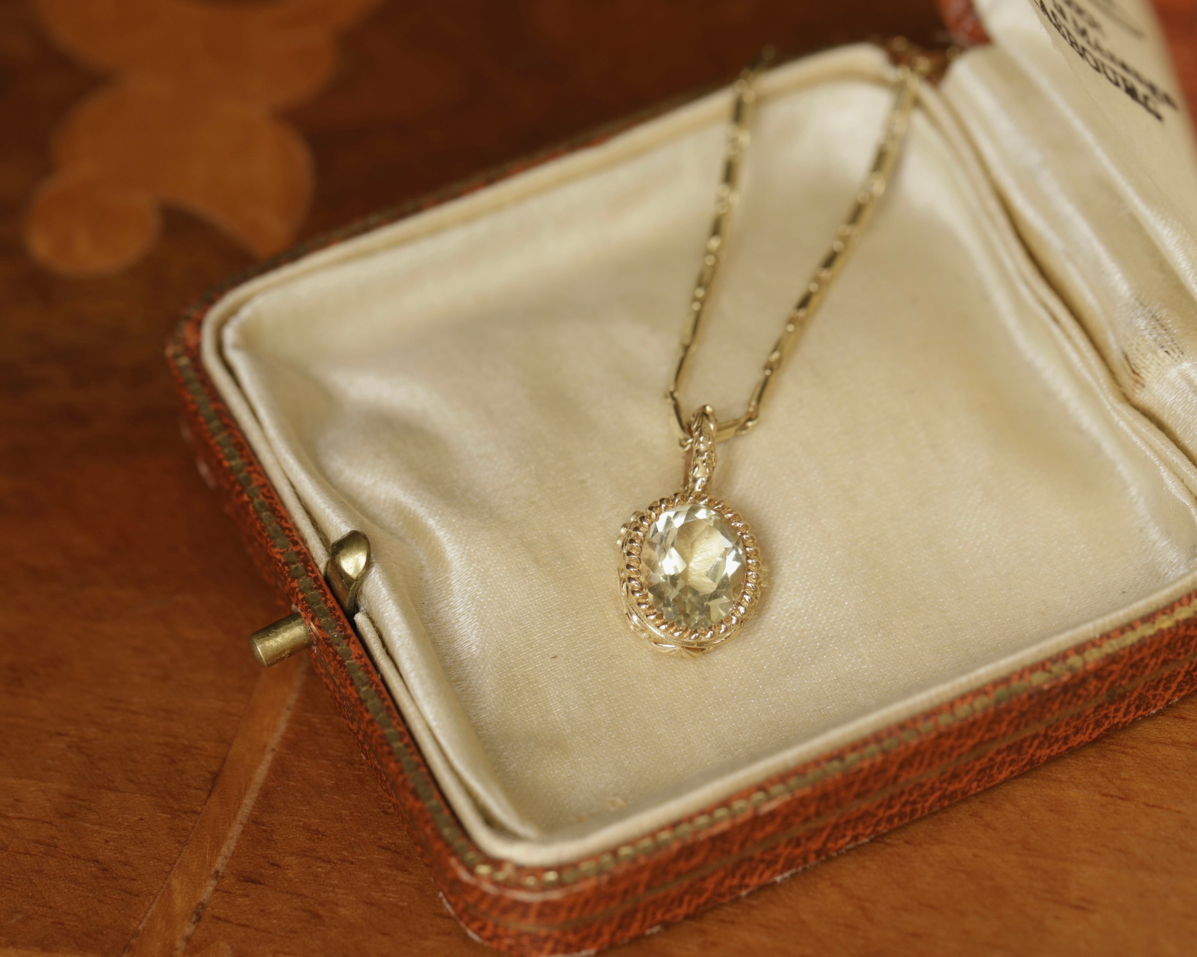 Pendentif_style_vintage_en_or_18k_et_motif_feuillage.jpg