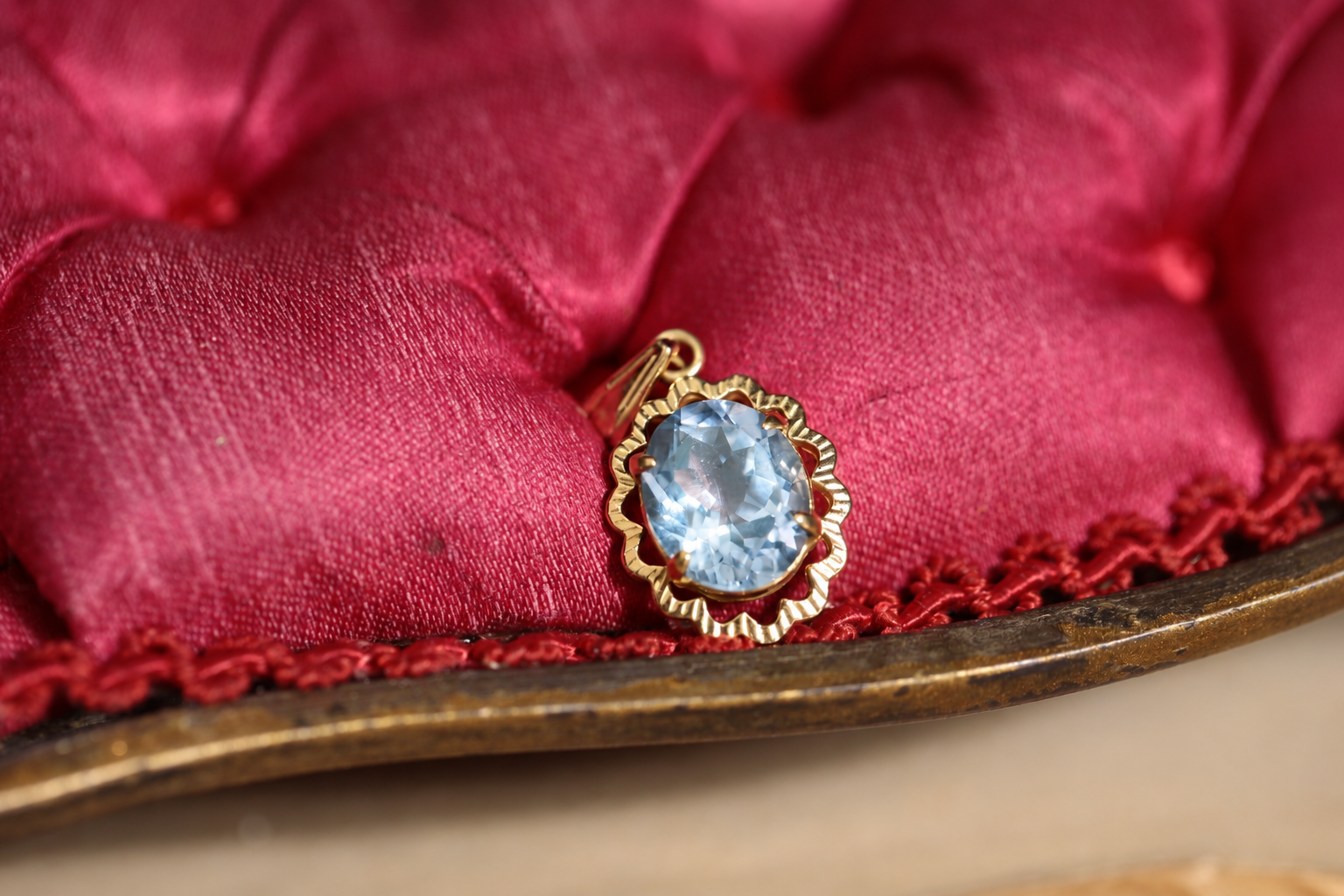 Pendentif topaze bleue et or jaune 18 carats recyclé style vintage