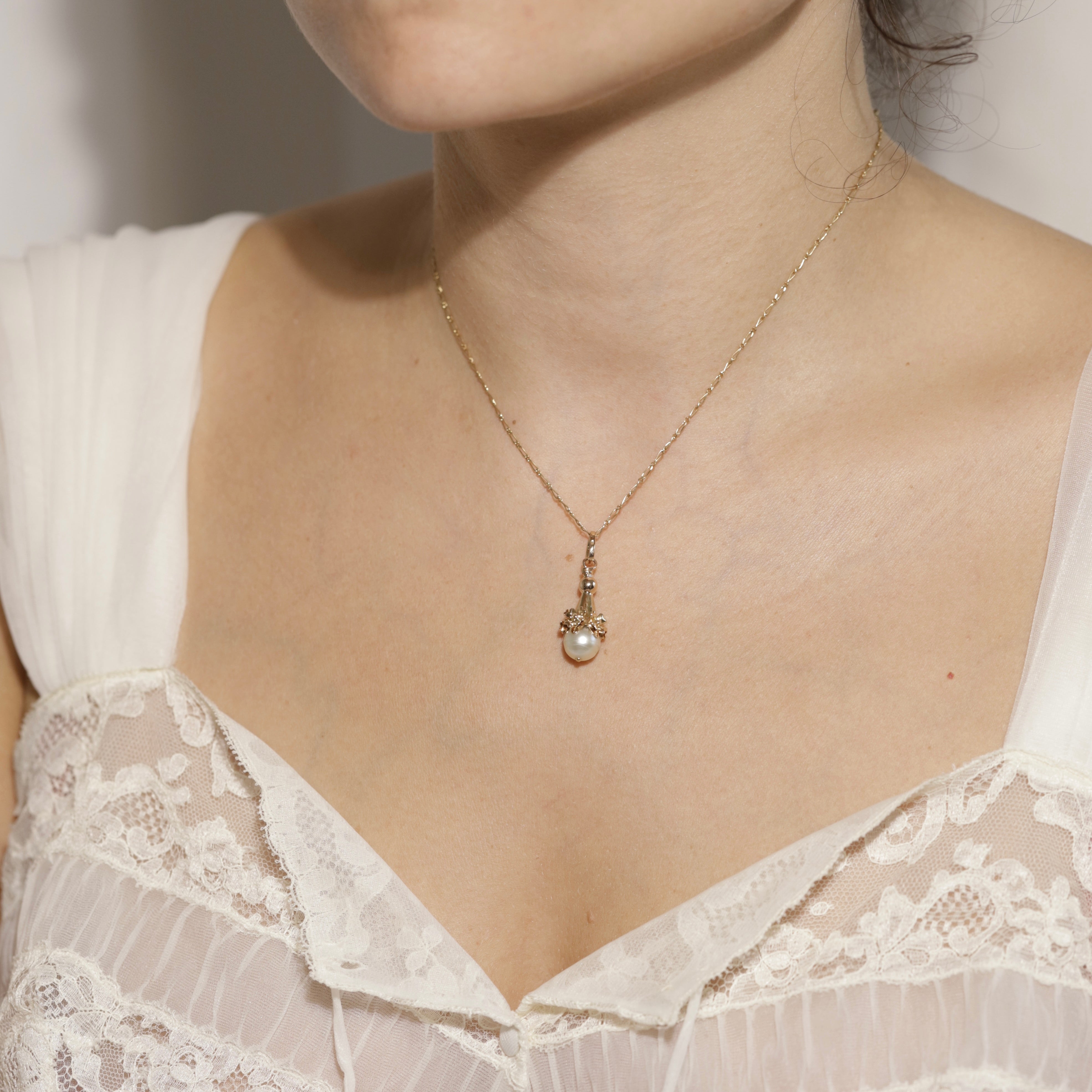 Pendentif_vintage_floral_et_perle_2.jpg