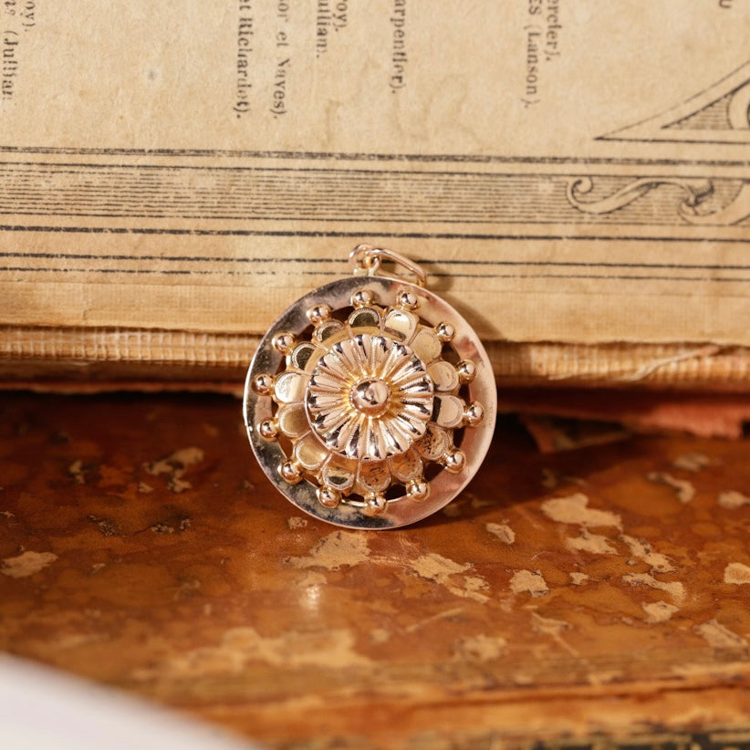Pendentif vintage rond ajouré et perlé