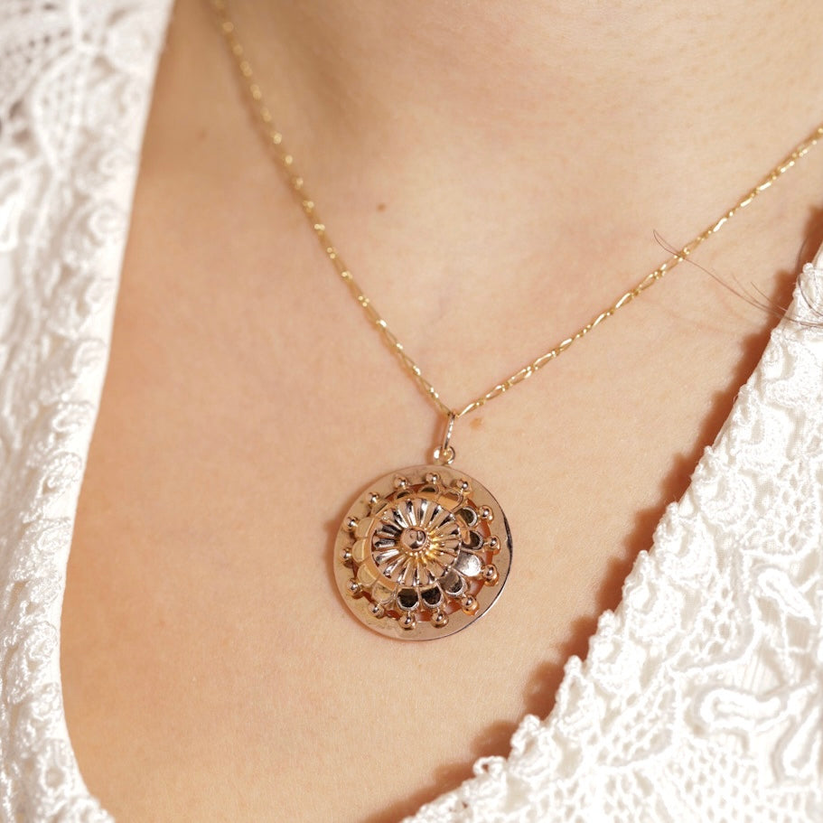 Pendentif vintage rond ajouré et perlé 1