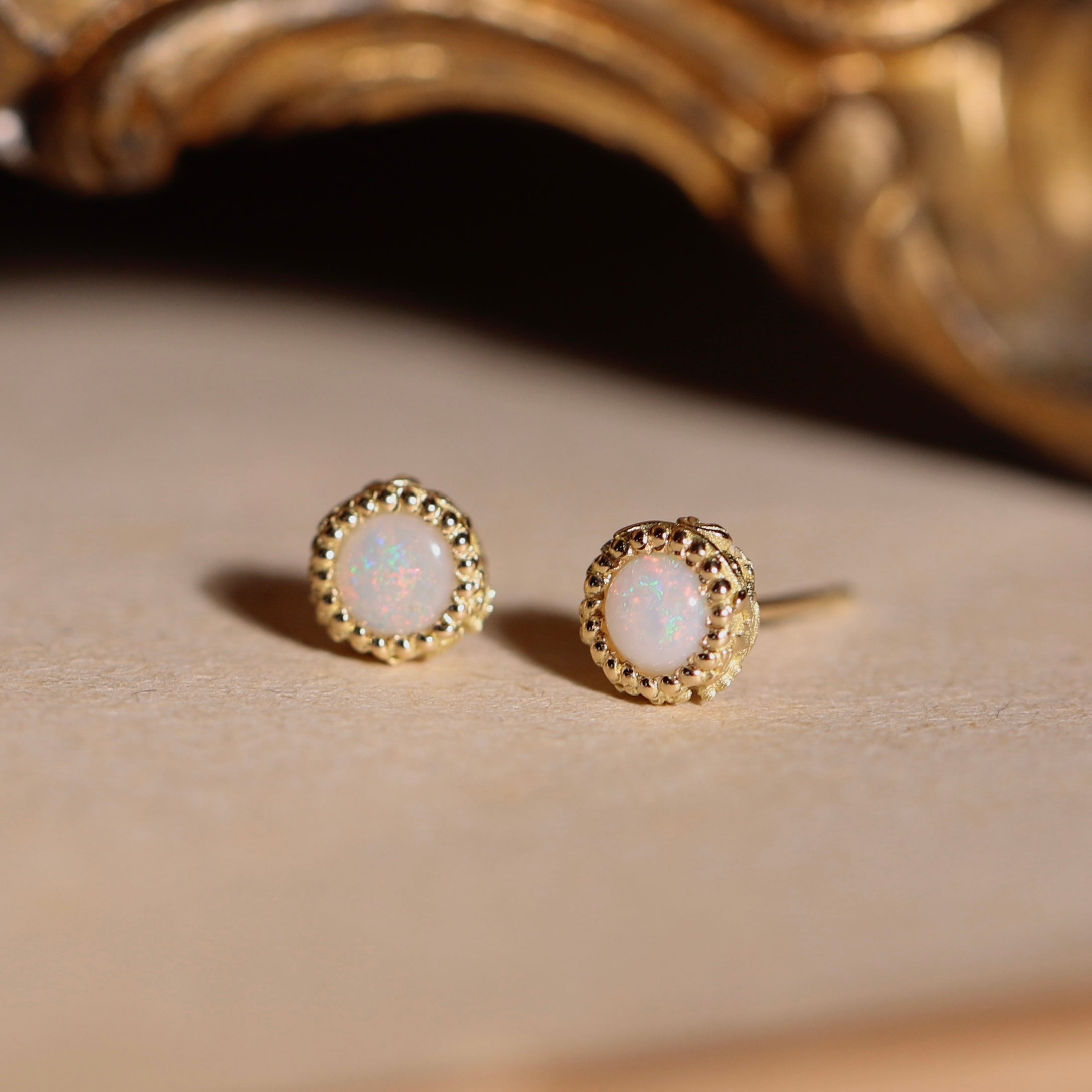 puces d’oreilles rondes opale et motif feuillage style vintage