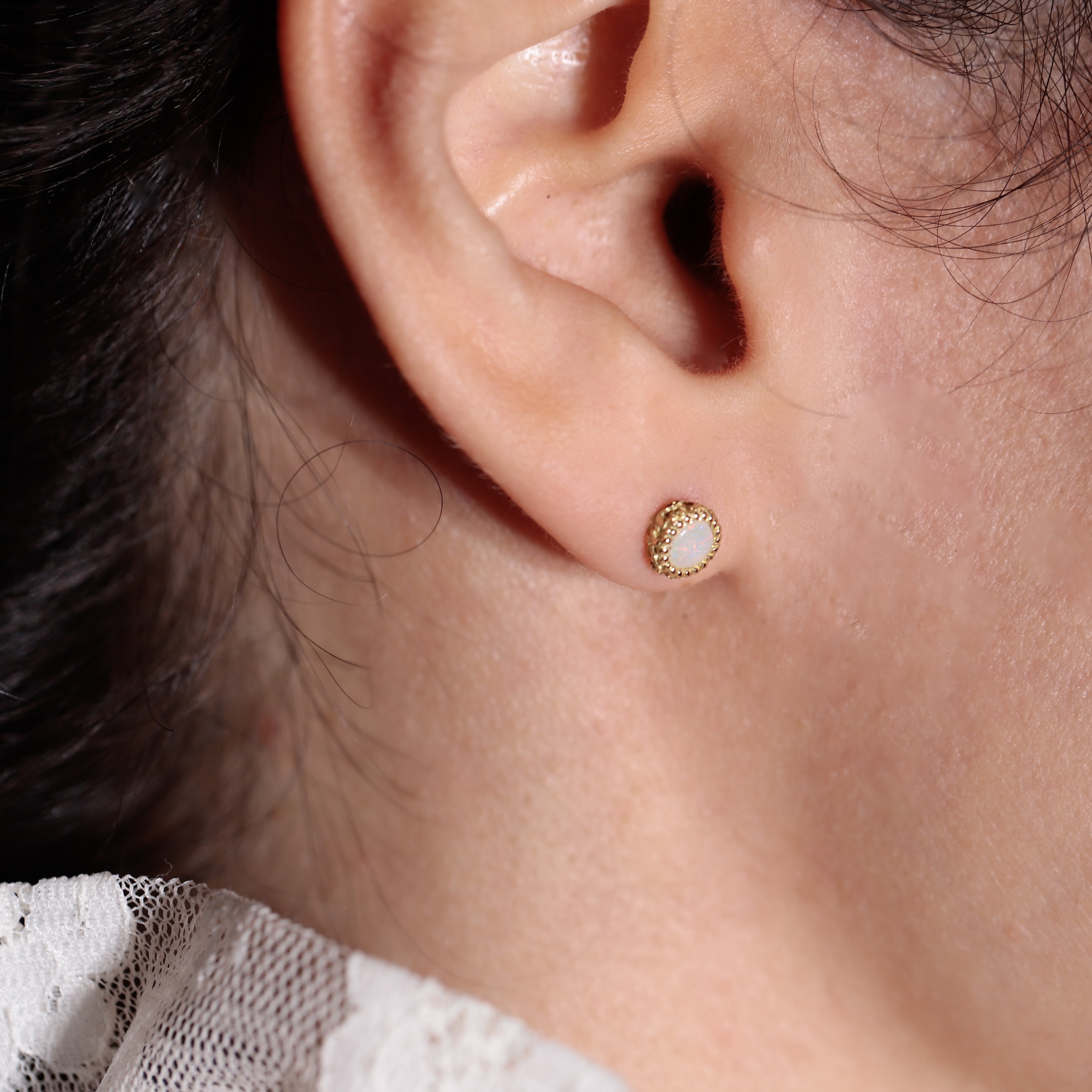 puces d’oreilles opale et motif feuillage style vintage