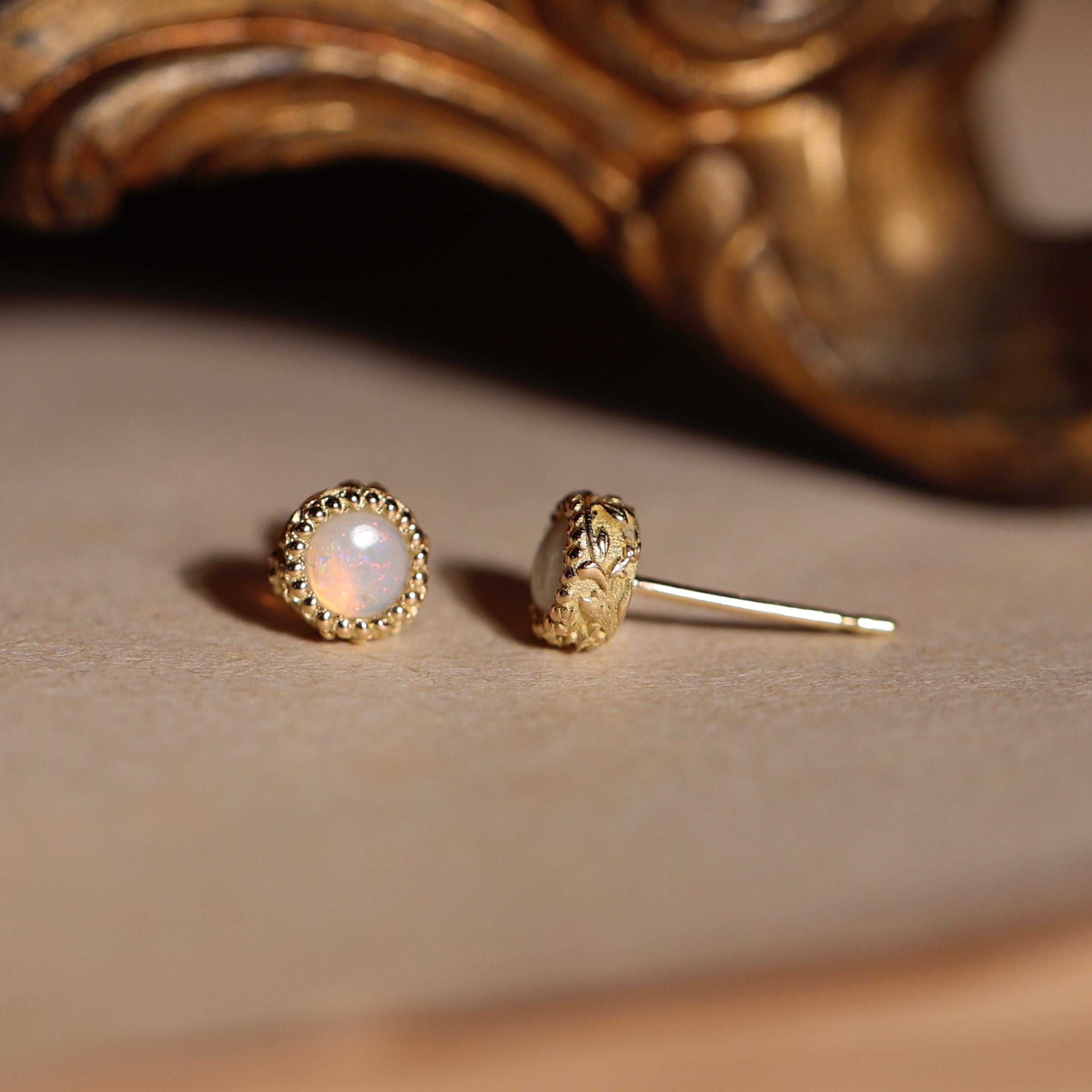 puces d’oreilles opale et motif feuillage style vintage