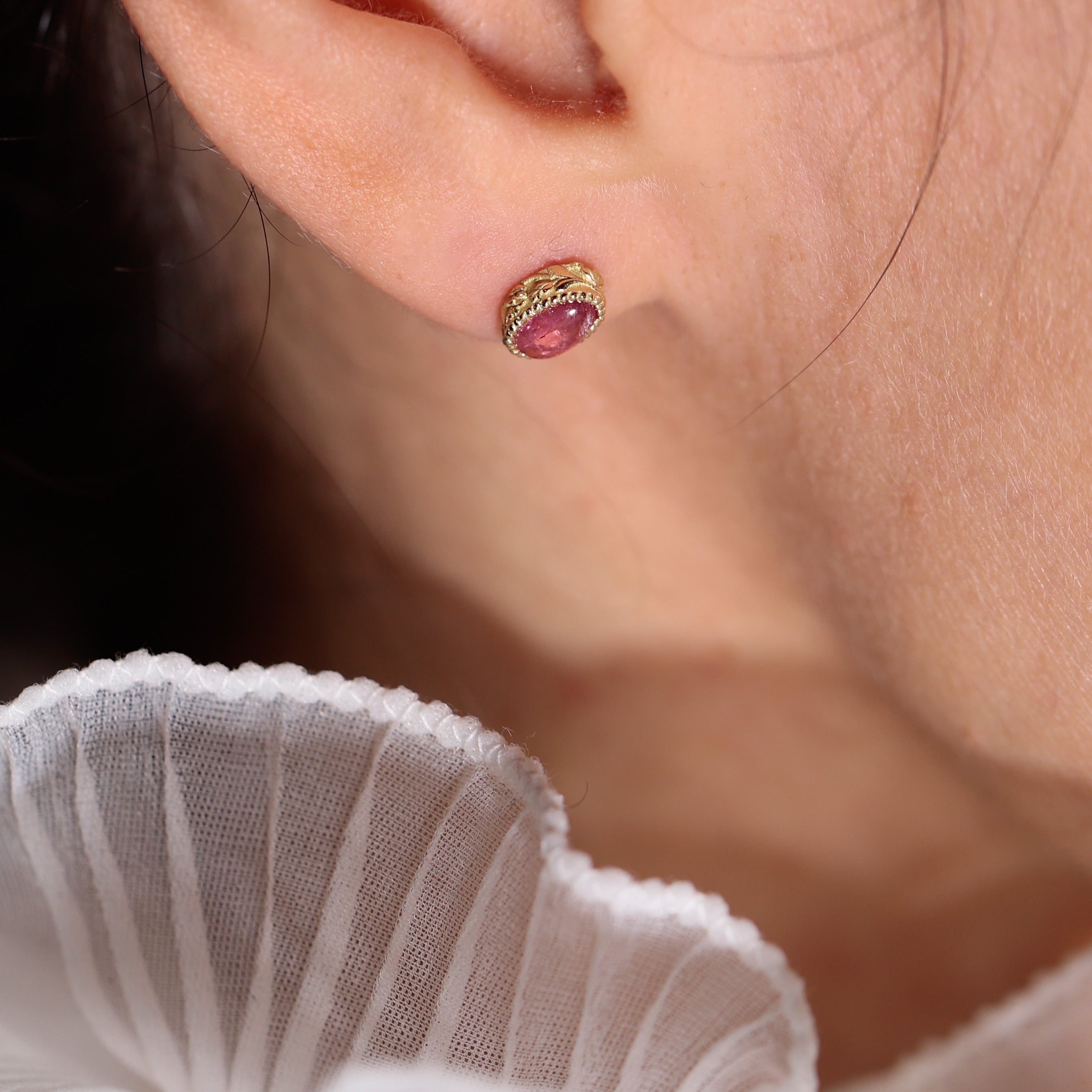 puces d’oreilles ovale tourmaline rose et motif feuillage style vintage