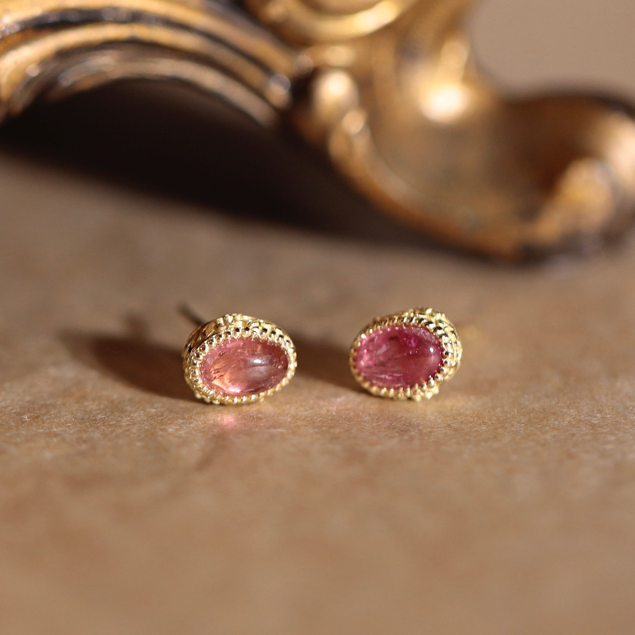 puces d’oreilles ovale tourmaline rose et motif feuillage style vintage