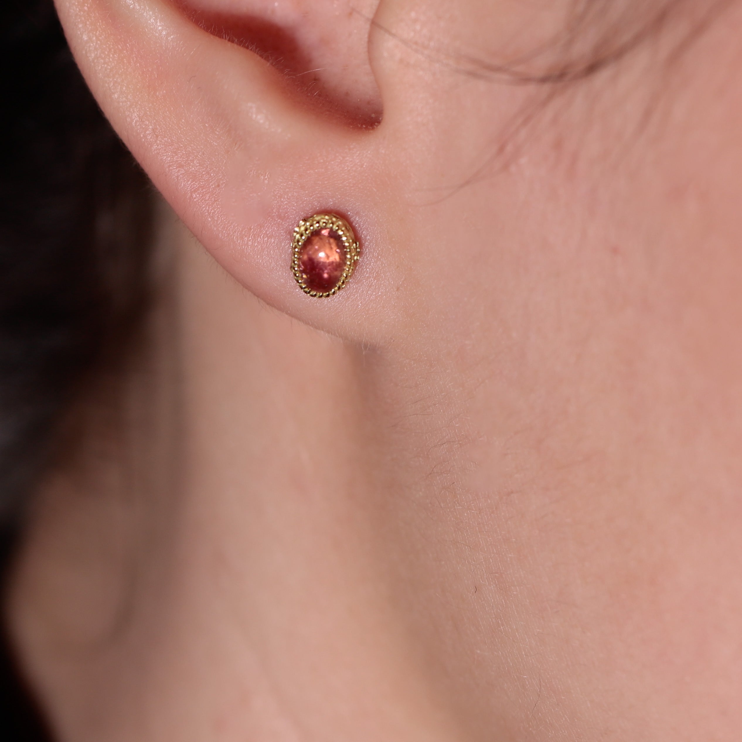 puces d’oreilles ovale tourmaline rose et motif feuillage style vintage