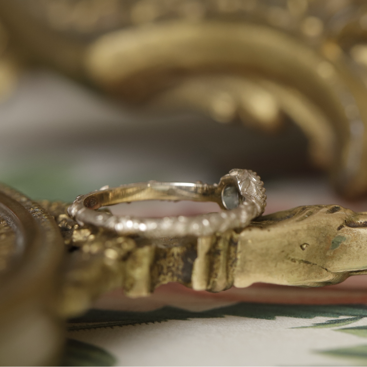 Solitaire rond Idaé · Solitaire aigue-marine et motif feuillage